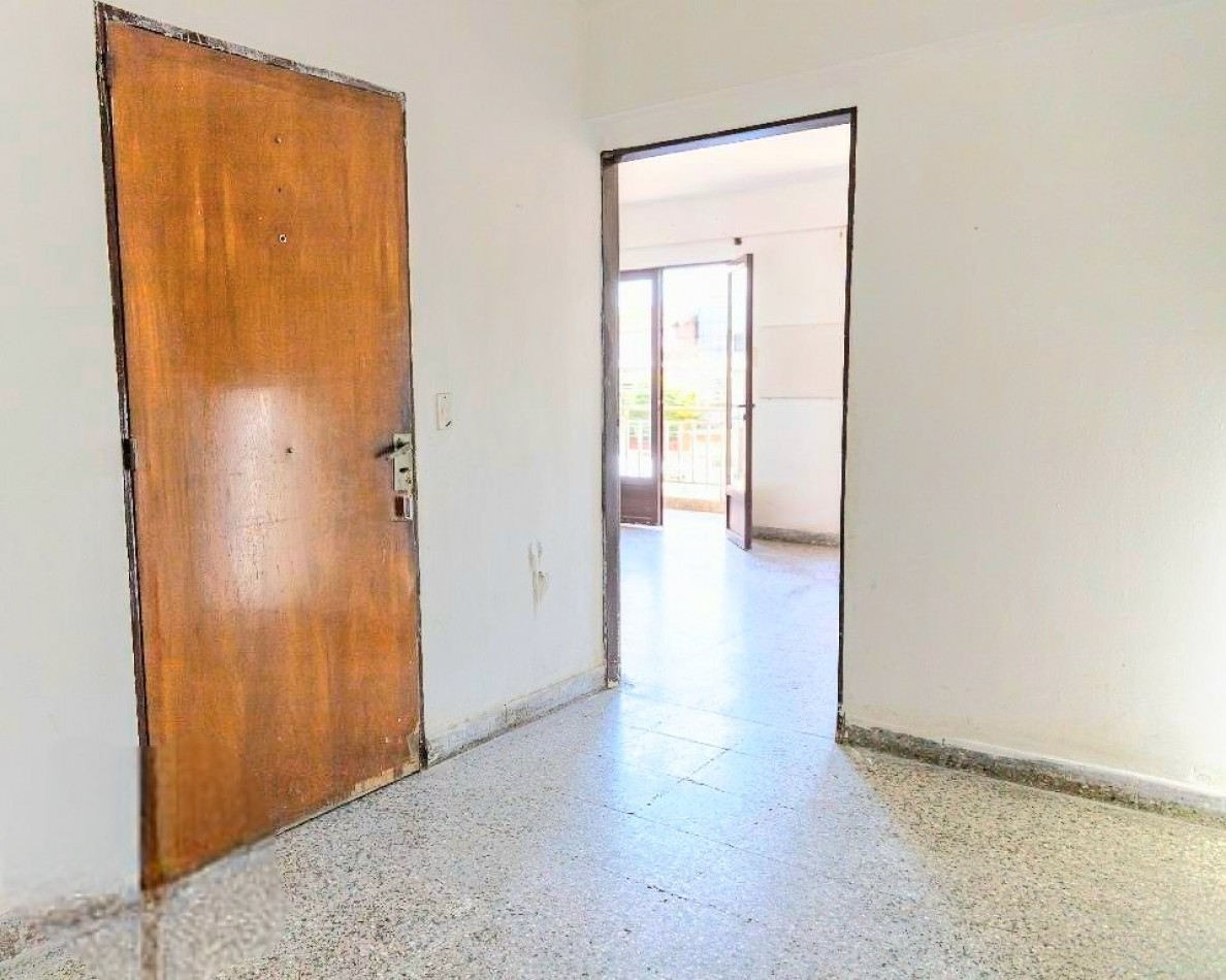 Depto. 4D a Refaccionar c/ Balcon y terraza propia - Florida al 400 (Villa Alem)