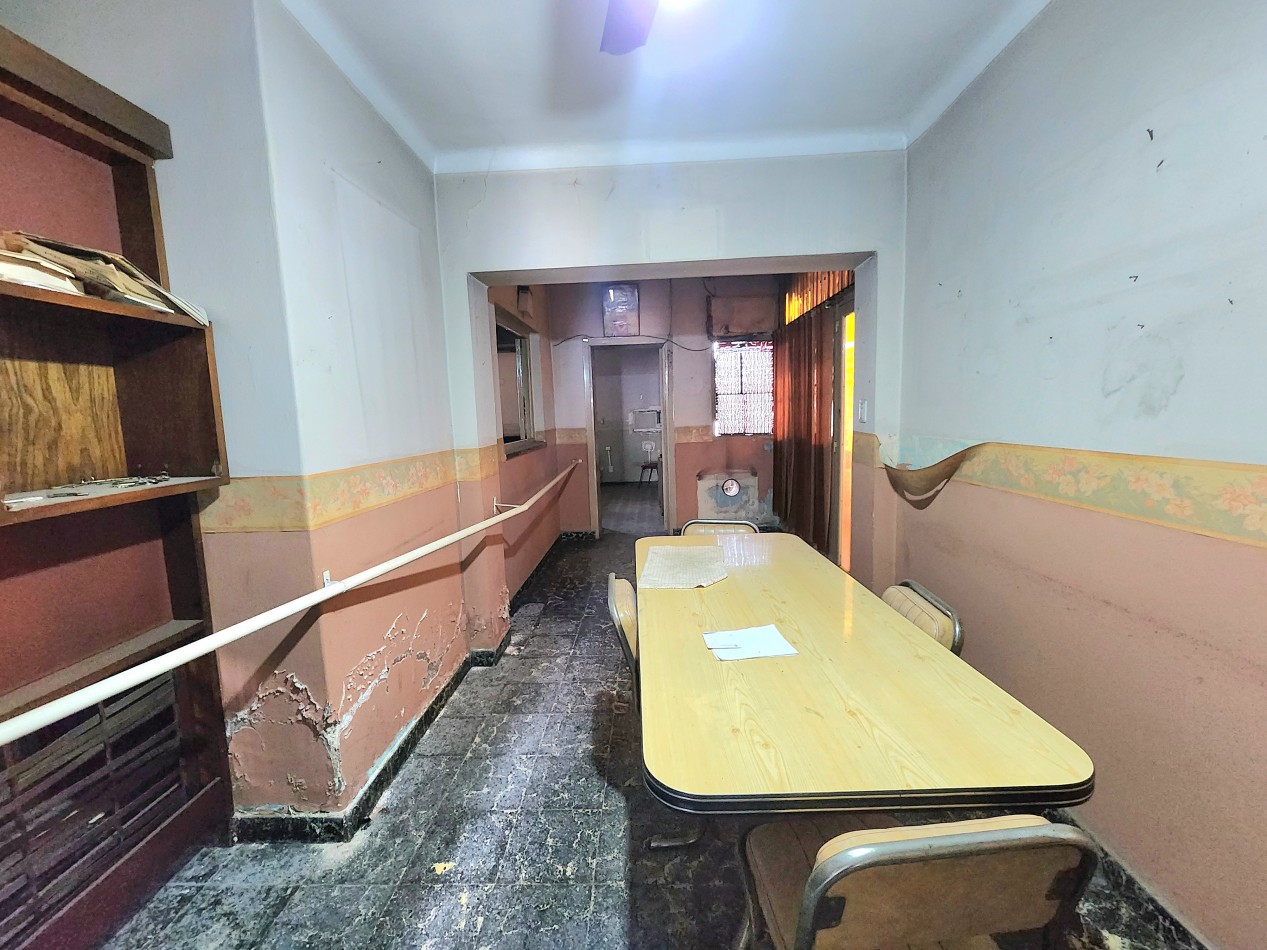 Italia al 700 - Casa en Planta Alta de  3D + Cochera y Dep. Servicio a Reformar 