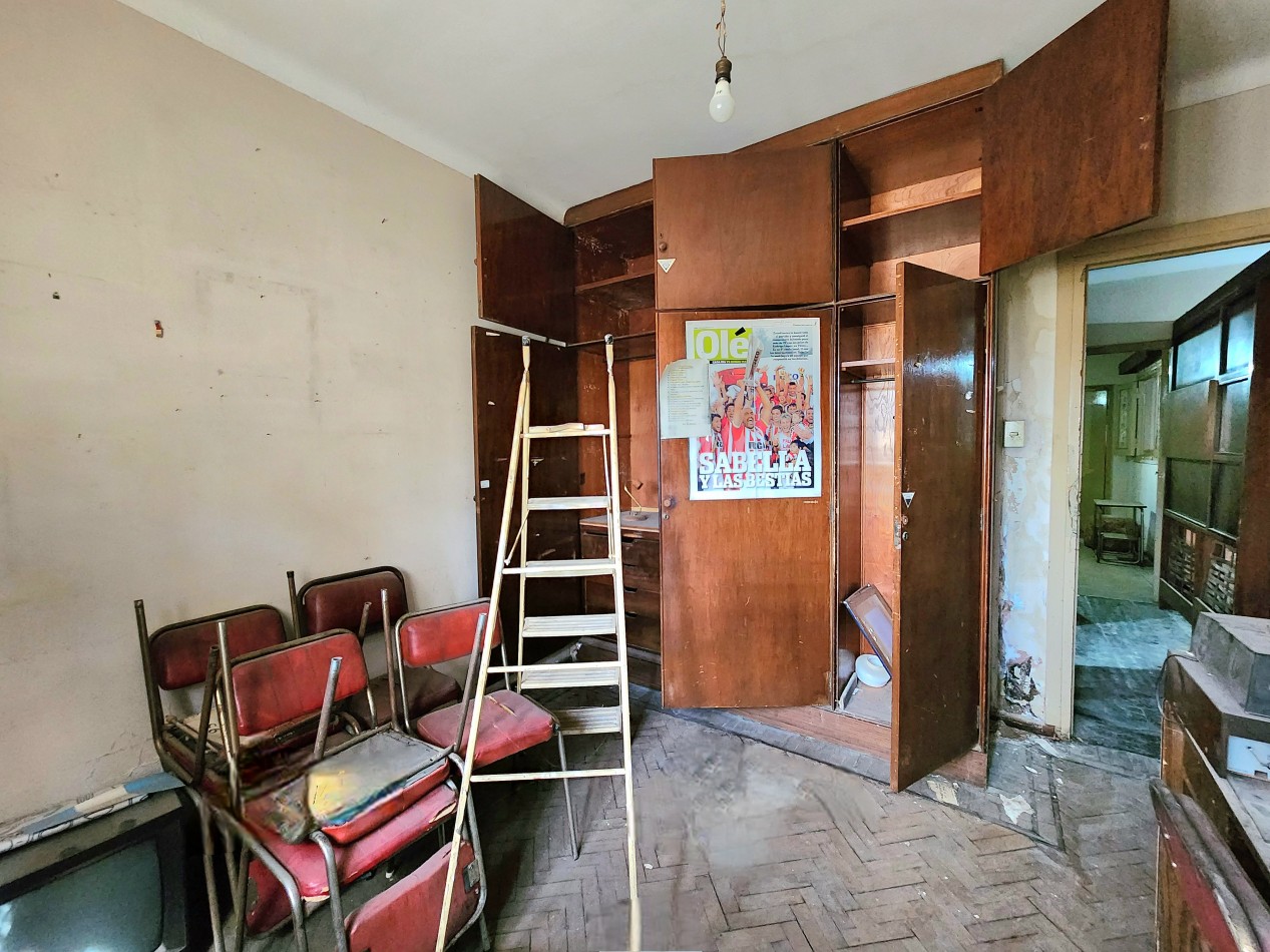 Italia al 700 - Casa en Planta Alta de  3D + Cochera y Dep. Servicio a Reformar 