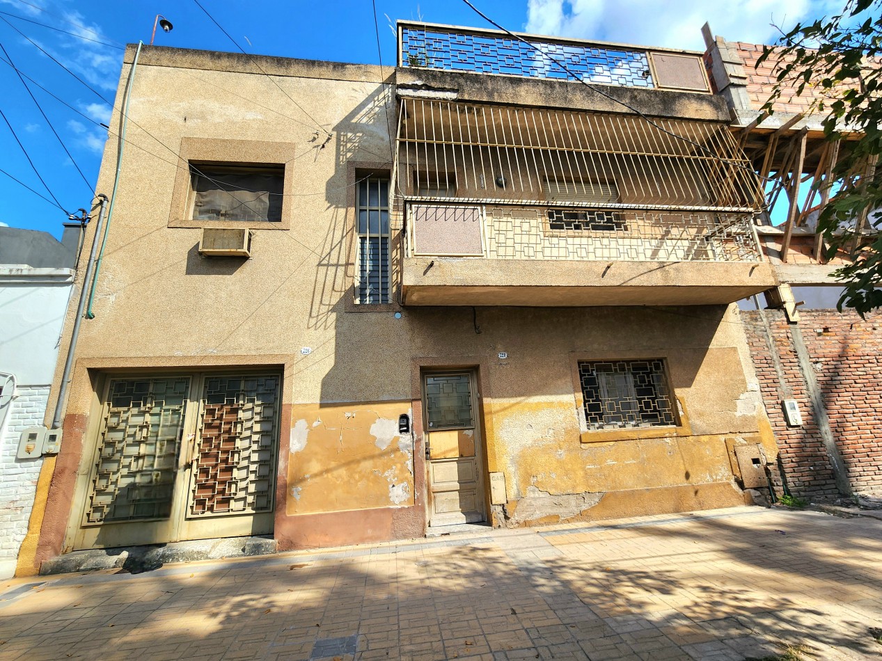 Italia al 700 - Casa en Planta Alta de  3D + Cochera y Dep. Servicio a Reformar 