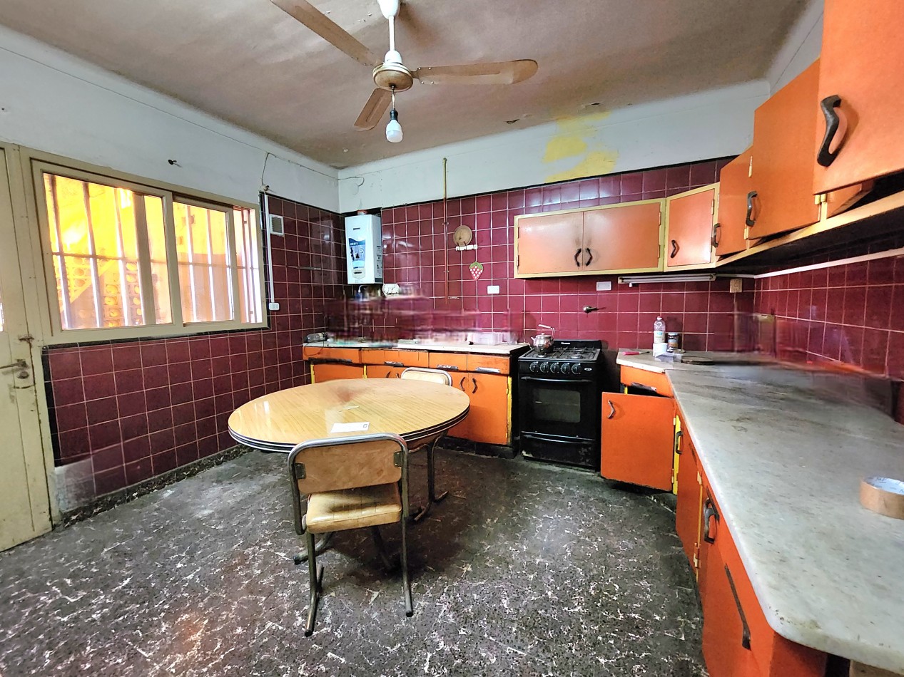 Italia al 700 - Casa en Planta Alta de  3D + Cochera y Dep. Servicio a Reformar 