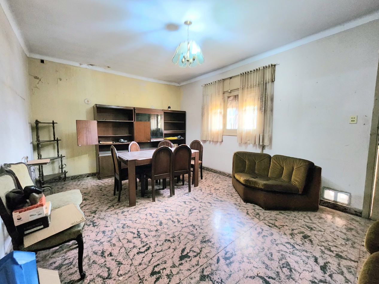 Italia al 700 - Casa en Planta Alta de  3D + Cochera y Dep. Servicio a Reformar 