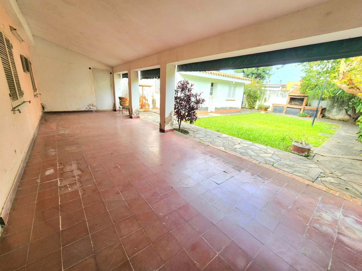 B° Kennedy - Ecuador al 3300- Casa de 3D + Dep. + Fondo y Cochera 