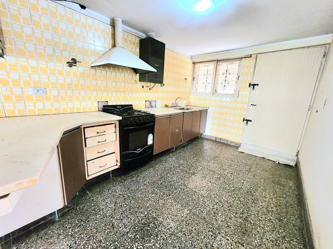 B° Kennedy - Ecuador al 3300- Casa de 3D + Dep. + Fondo y Cochera 