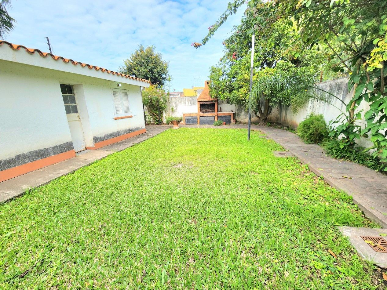 B° Kennedy - Ecuador al 3300- Casa de 3D + Dep. + Fondo y Cochera 