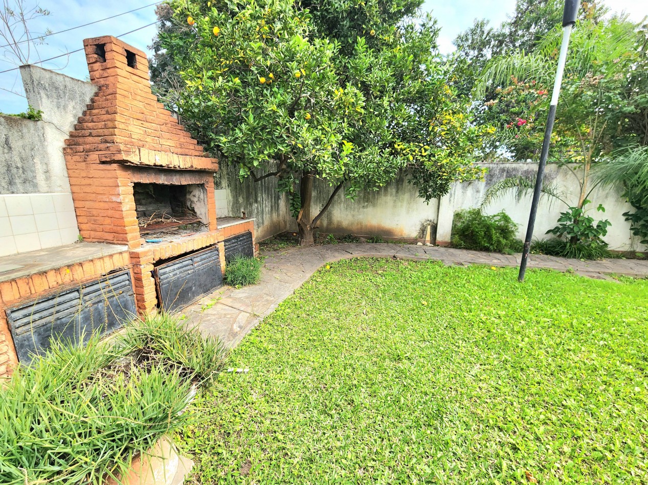 B° Kennedy - Ecuador al 3300- Casa de 3D + Dep. + Fondo y Cochera 