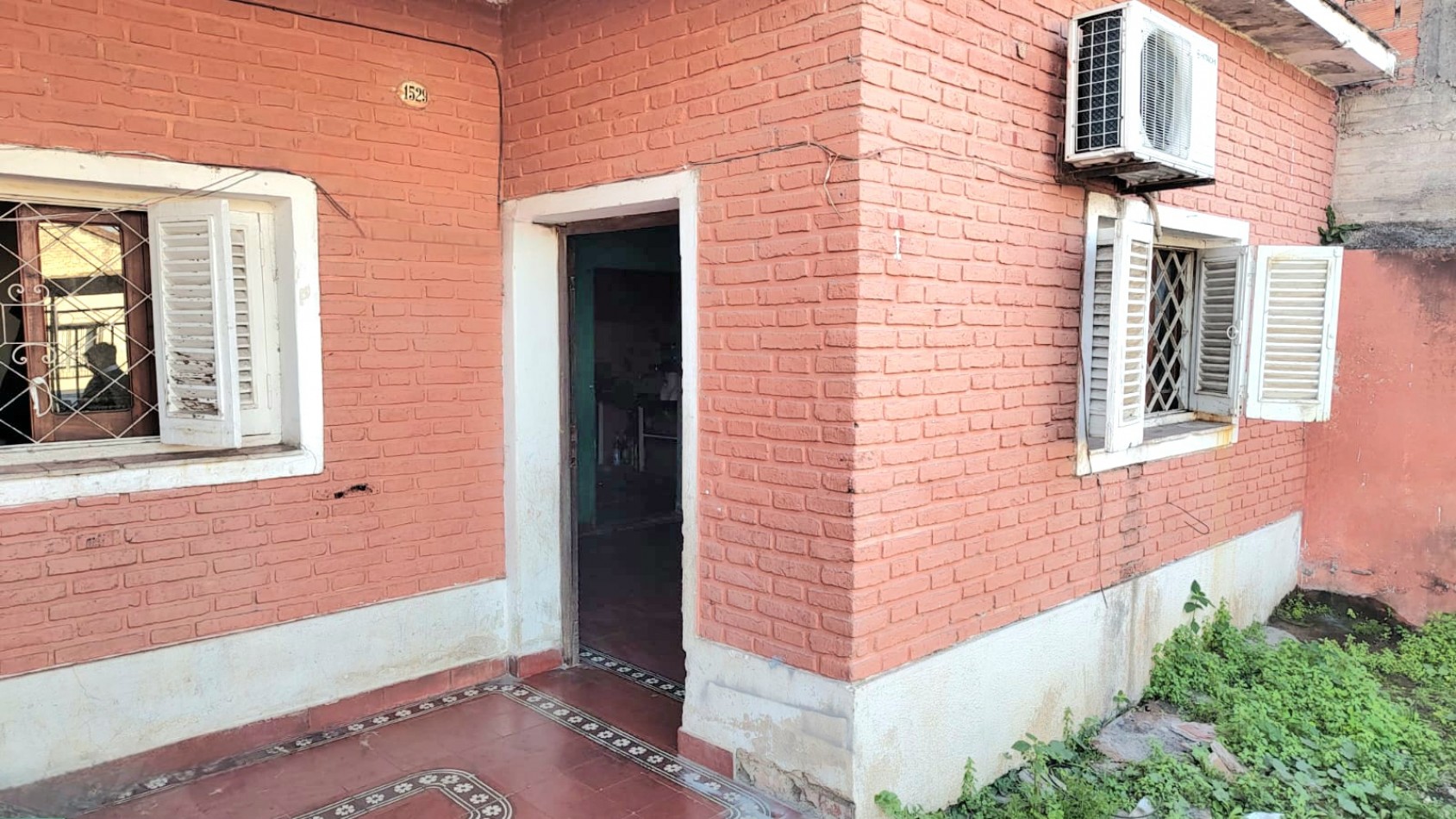 Aguilares - B° 9 de Julio-  Casa de 3D+ Cochera+ Fondo amplio a Refaccionar