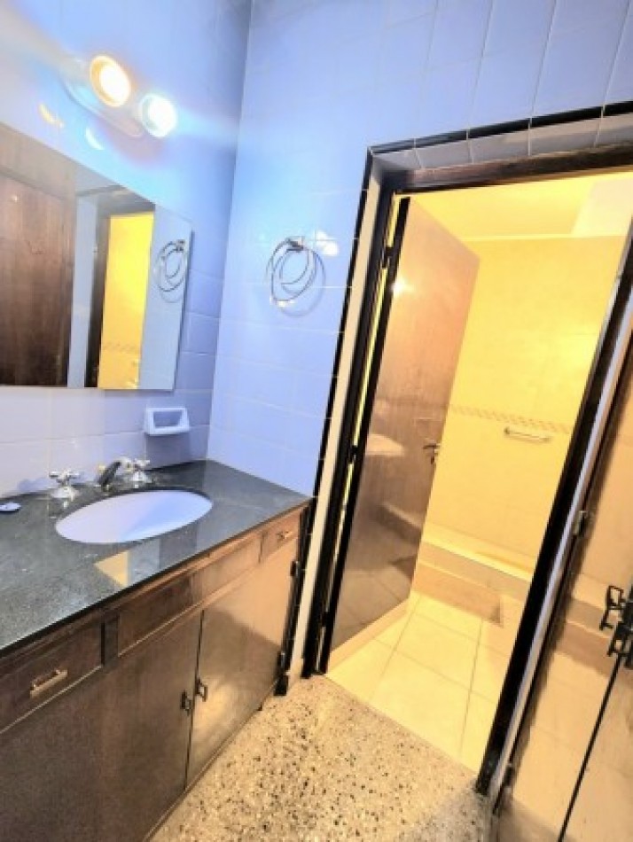 Gral. Paz al 100 - Casa de 5D - Ideal Para Actividad Comercial - TERRENO DE 9 X 70