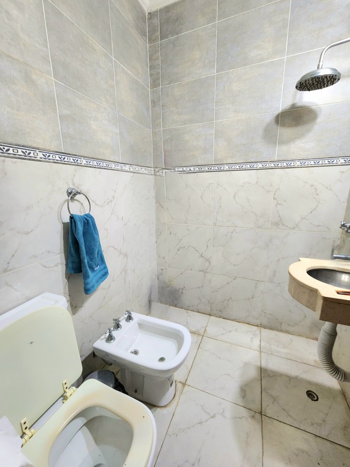 APTA CREDITO! CASA DE 2D+SALON+ COCHERA+ PATIO SAN LORENZO AL 1400