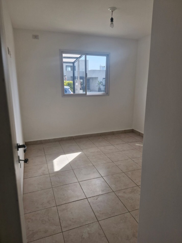 APTA CREDITO!!!B° Privado Los Nogales Plaza- Casa de 3D + Cochera + Fondo