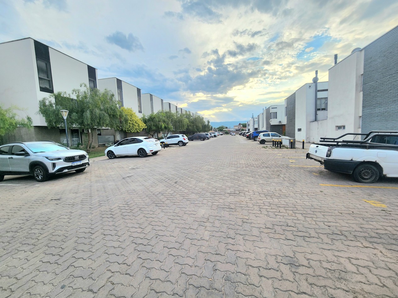 Alt. Av. America 1800 - Duplex de 2D c/ Patio y Cochera en Condominio Privado