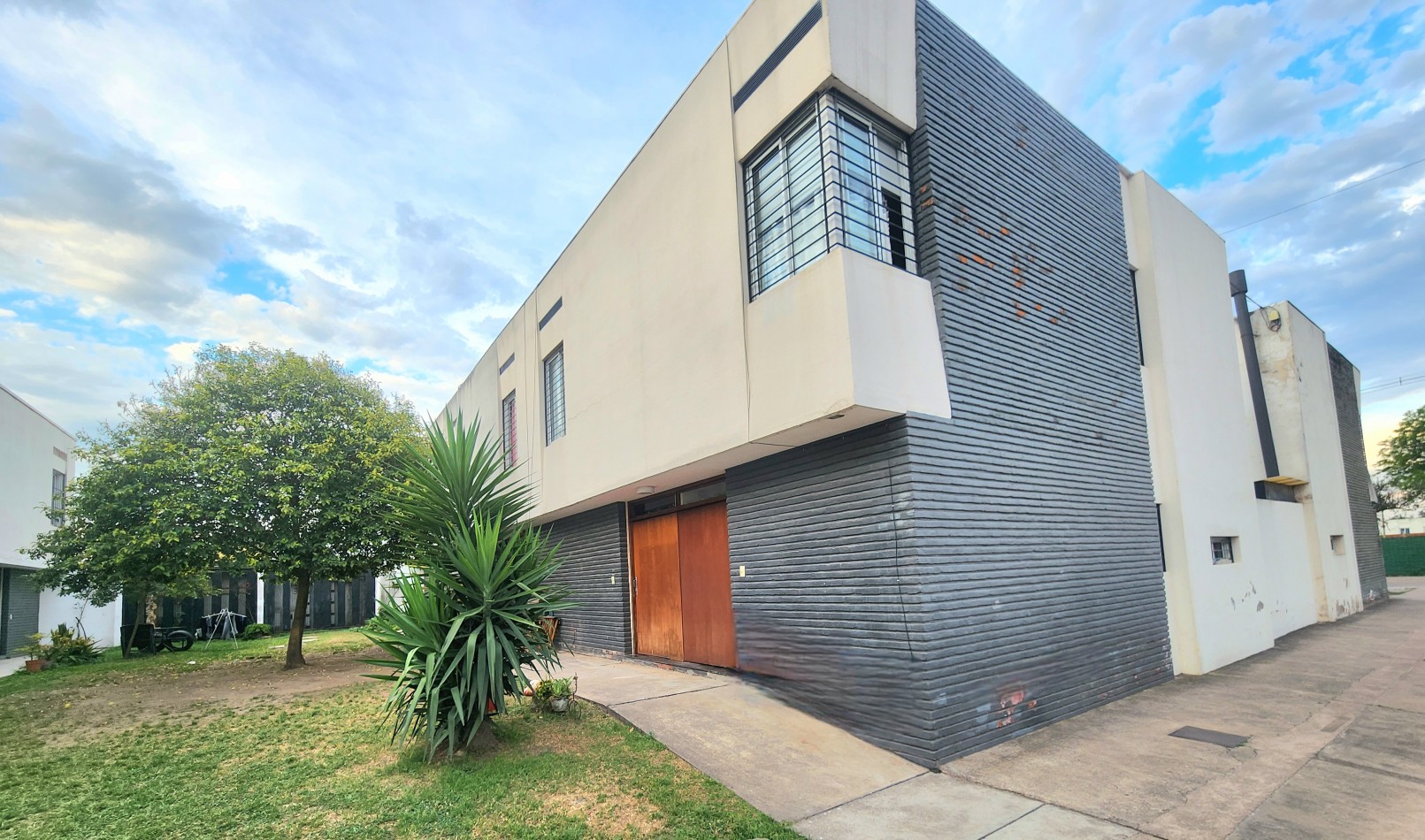Alt. Av. America 1800 - Duplex de 2D c/ Patio y Cochera en Condominio Privado