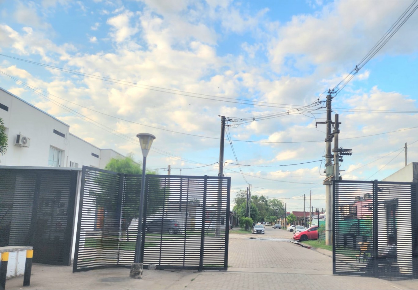 Alt. Av. America 1800 - Duplex de 2D c/ Patio y Cochera en Condominio Privado