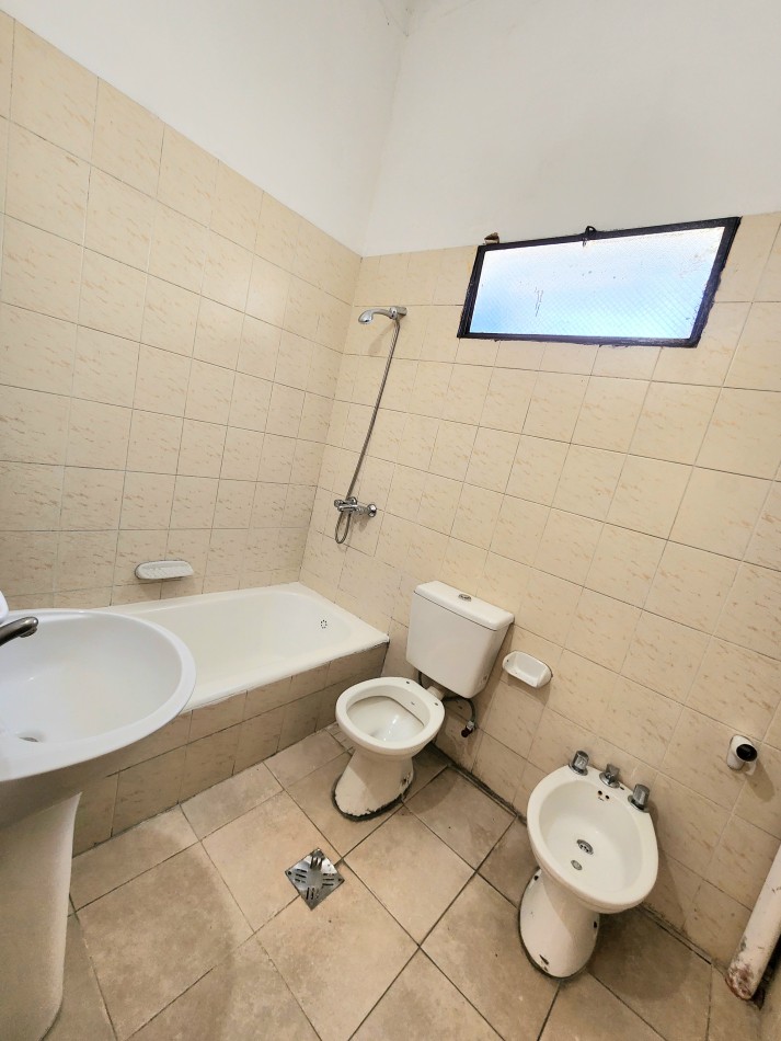 Uruguay al 1500 (Zona Plazoleta)- Casa Esquina 2D + Depto. 2D c/ Entrada Independiente 