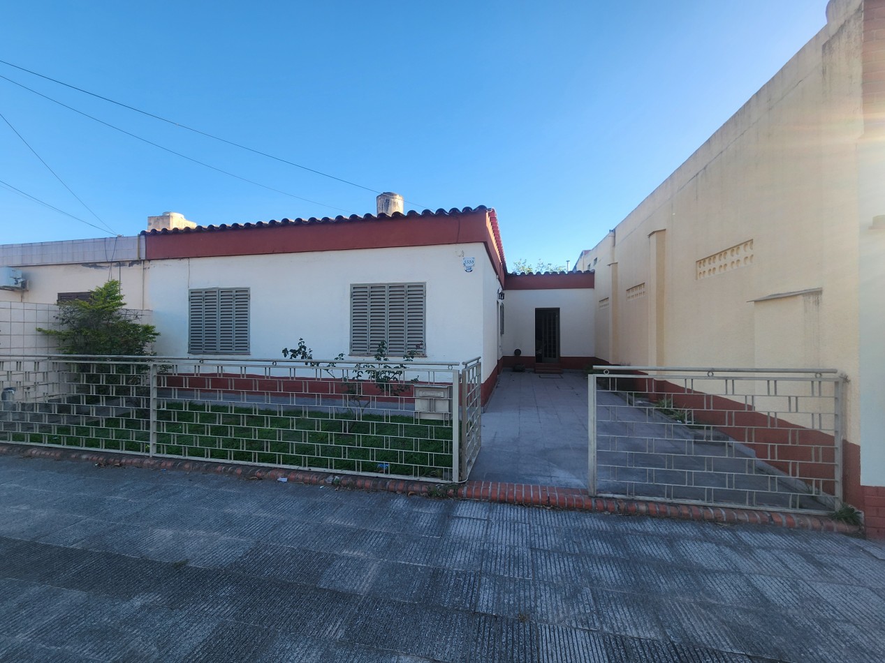 B° MODELO - URUGUAY AL 3300 - CASA DE 3D + FONDO + COCHERA - APTA CREDITO!!!