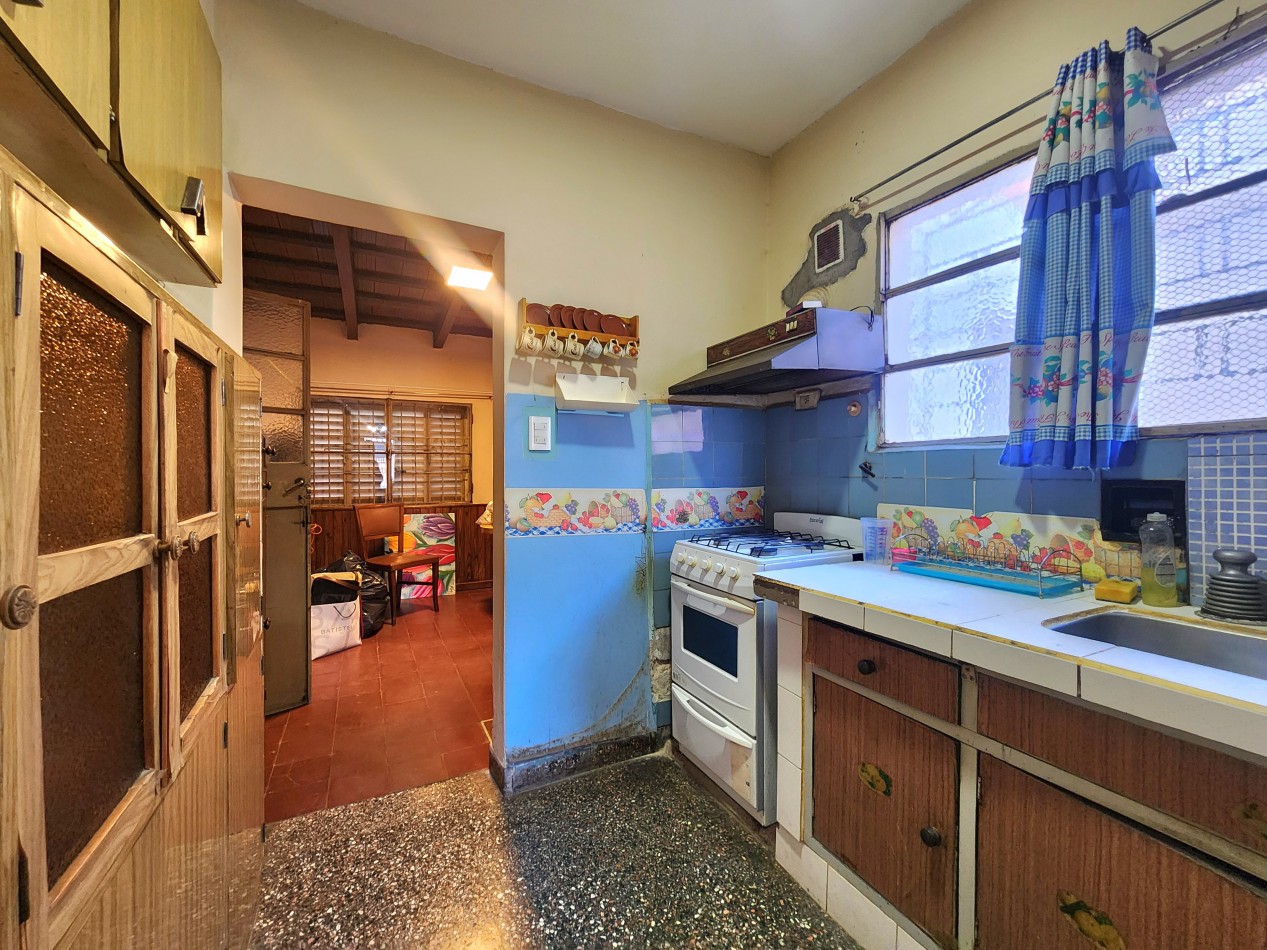 B° MODELO - URUGUAY AL 3300 - CASA DE 3D + FONDO + COCHERA - APTA CREDITO!!!