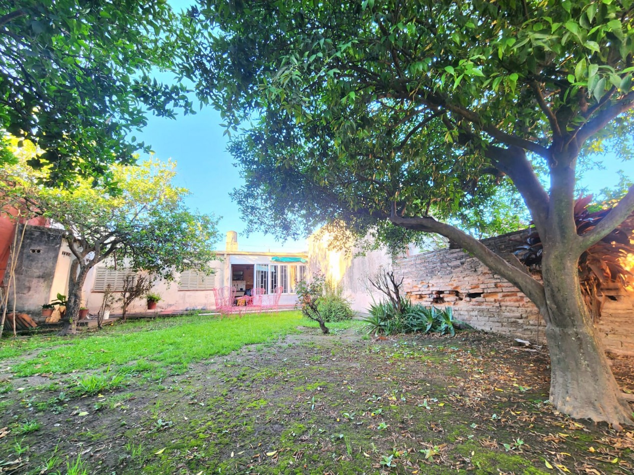 B° MODELO - URUGUAY AL 3300 - CASA DE 3D + FONDO + COCHERA - APTA CREDITO!!!