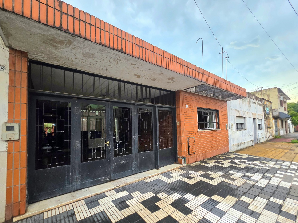 B° El Bosque - Marcos Paz al 2000- Casa de 3D + Depto. A reformar + Fdo. C/ Pileta 