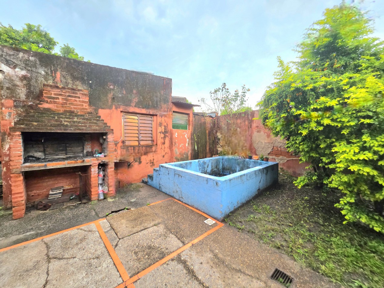 B° El Bosque - Marcos Paz al 2000- Casa de 3D + Depto. A reformar + Fdo. C/ Pileta 