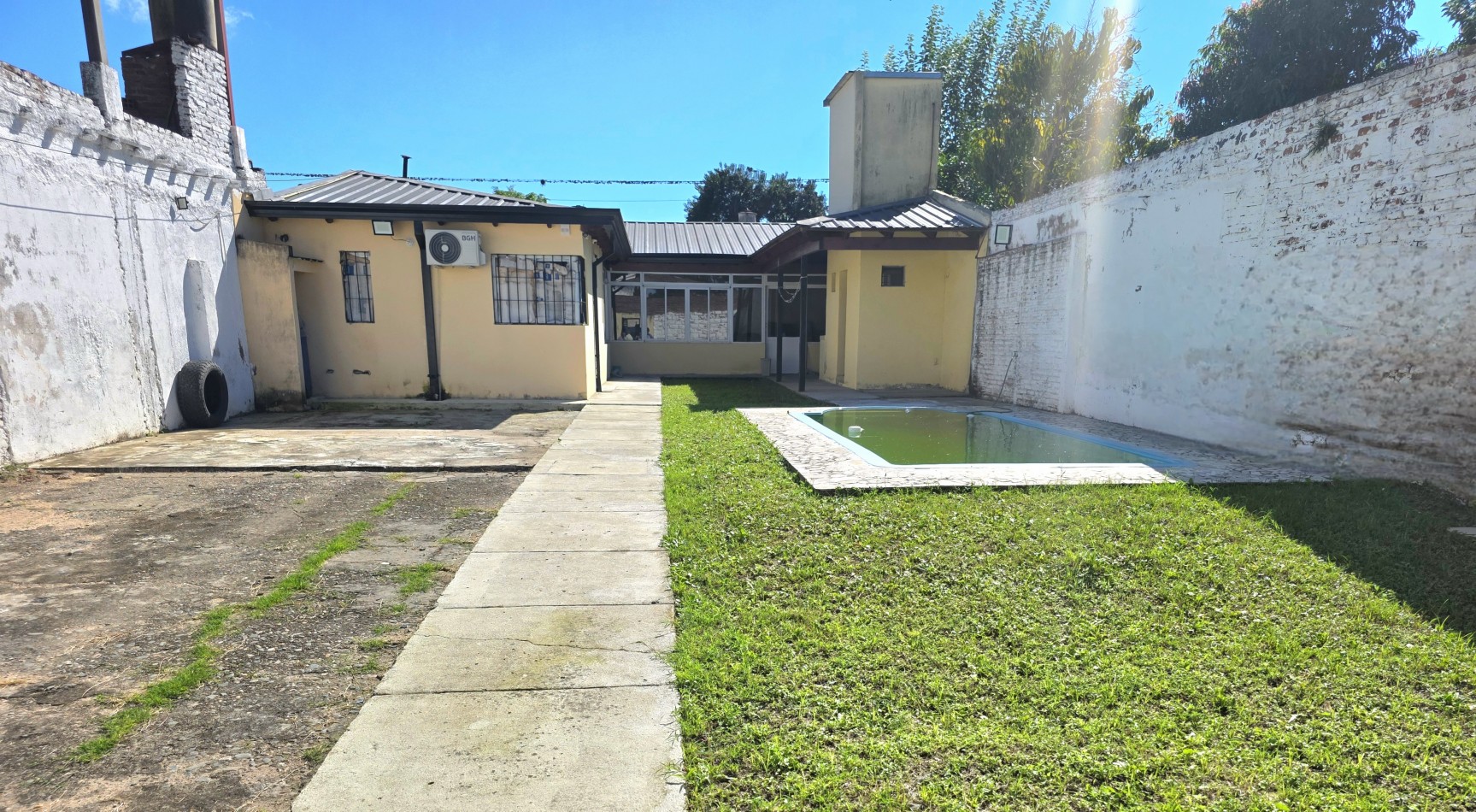 B° Ampliacion Kennedy Casa 1 Dormitorio c/ Quincho c/ Pileta Pje. Saenz Peña 3155