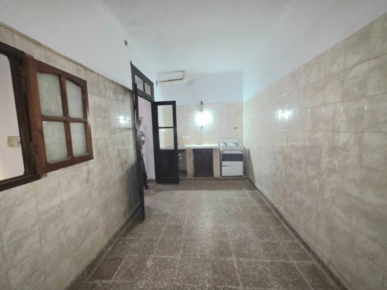 Alt. Av. Alem 100 - Casa de 10 dormitorios Ideal Pension o Actividad Comercial ( Pje. Almirante Brown 1429)