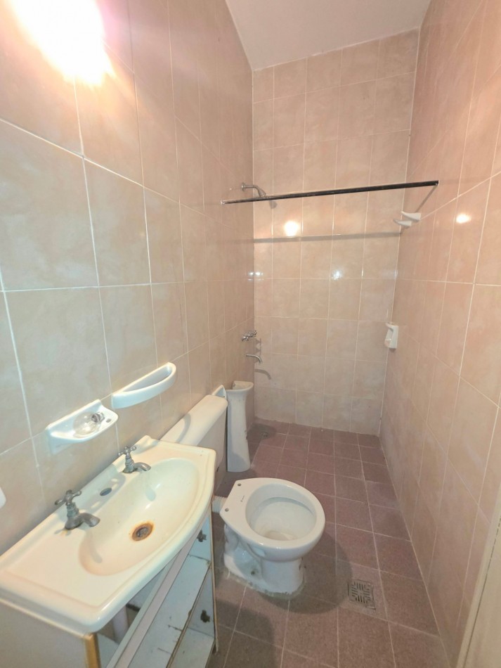 Alt. Av. Alem 100 - Casa de 10 dormitorios Ideal Pension o Actividad Comercial ( Pje. Almirante Brown 1429)