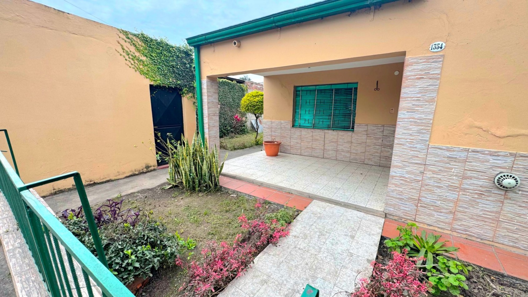 Aguilares - APTA CREDITO!! Casa de 2 Dormitorios + Local c/ Fondo terreno de 12 x 42