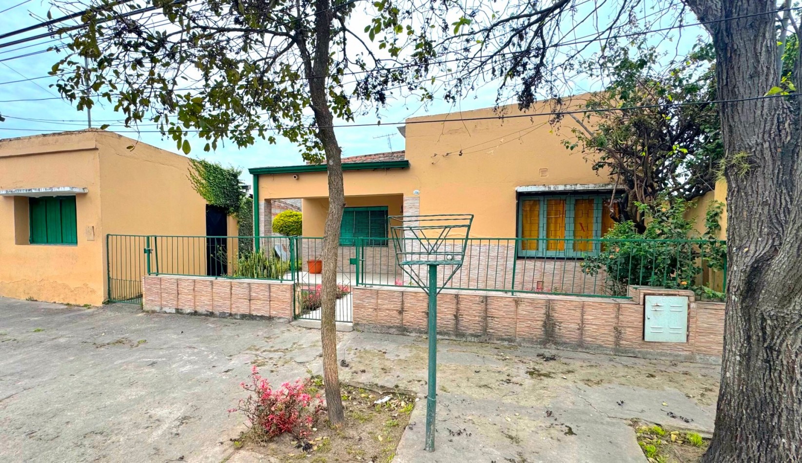 Aguilares - APTA CREDITO!! Casa de 2 Dormitorios + Local c/ Fondo terreno de 12 x 42