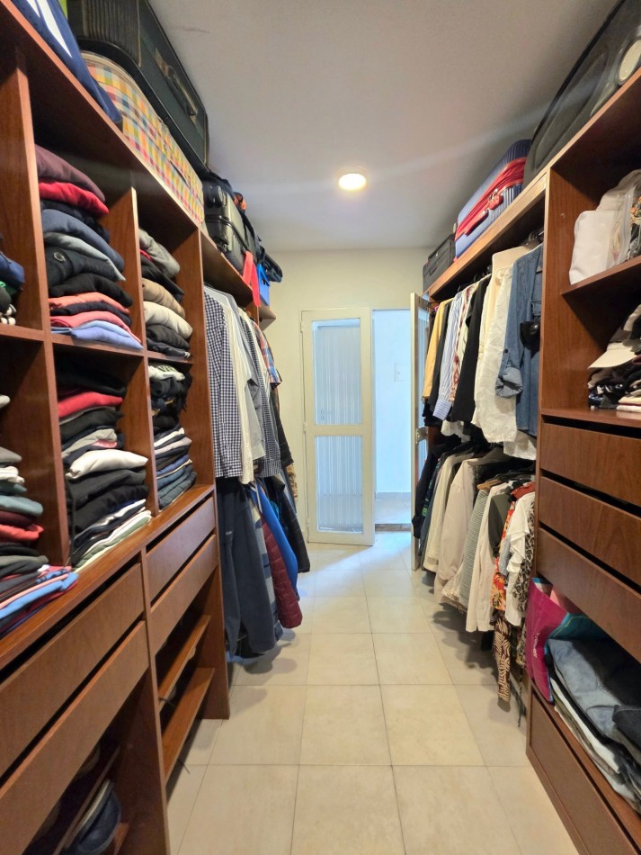 B° Privado Lomas de Yerba Buena- Casa de 3 Dormitorios + Oficina Terreno Central de 1070 m2