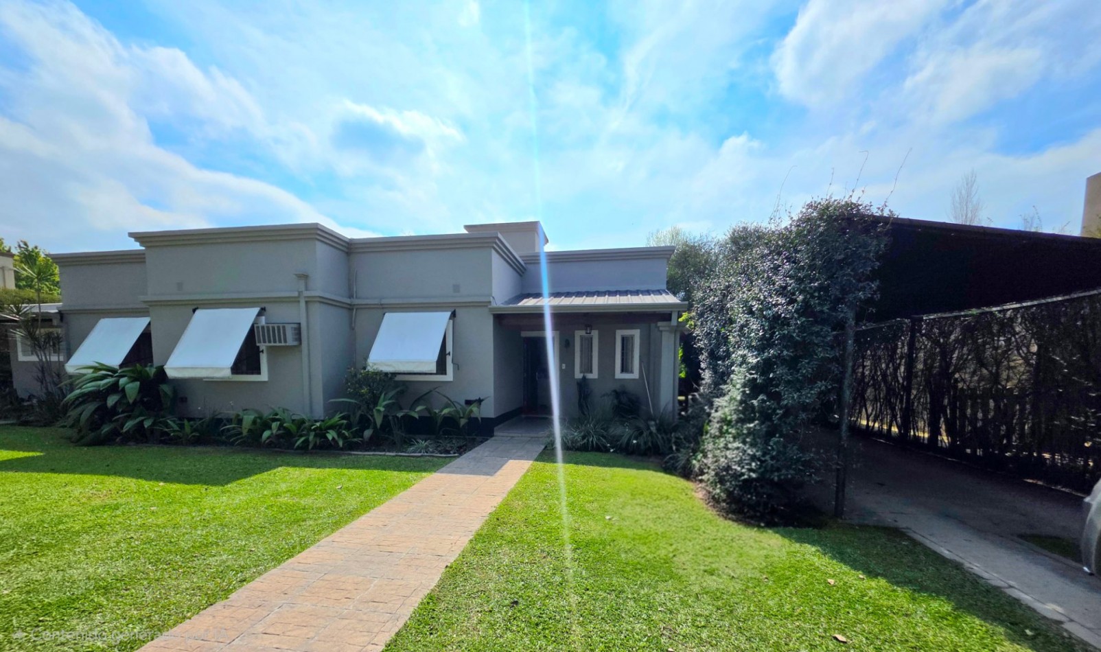 B° Privado Lomas de Yerba Buena- Casa de 3 Dormitorios + Oficina Terreno Central de 1070 m2