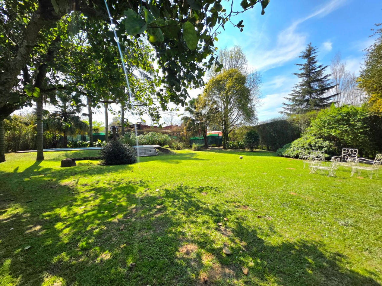 B° Privado Lomas de Yerba Buena- Casa de 3 Dormitorios + Oficina Terreno Central de 1070 m2
