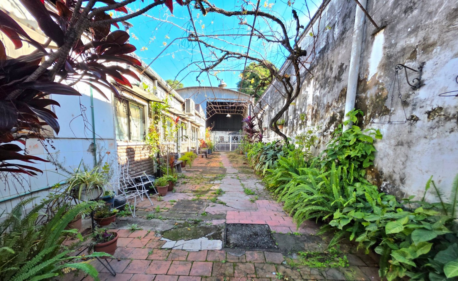 B° El Bosque c/ Asuncion al 500 - Casa de 4 Dormitorios + Galpon Terreno de 510 m2