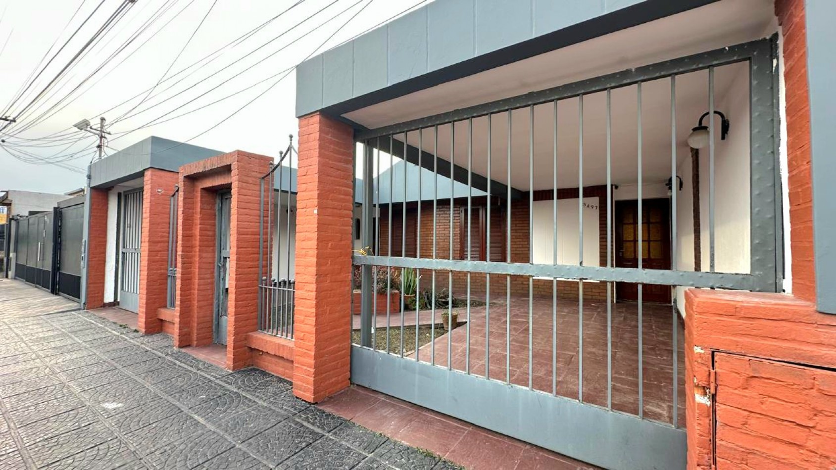 B° Kennedy a 20 mts de Av. America - Casa de 3 Dormitorios + Cochera + Fondo c/ Pileta