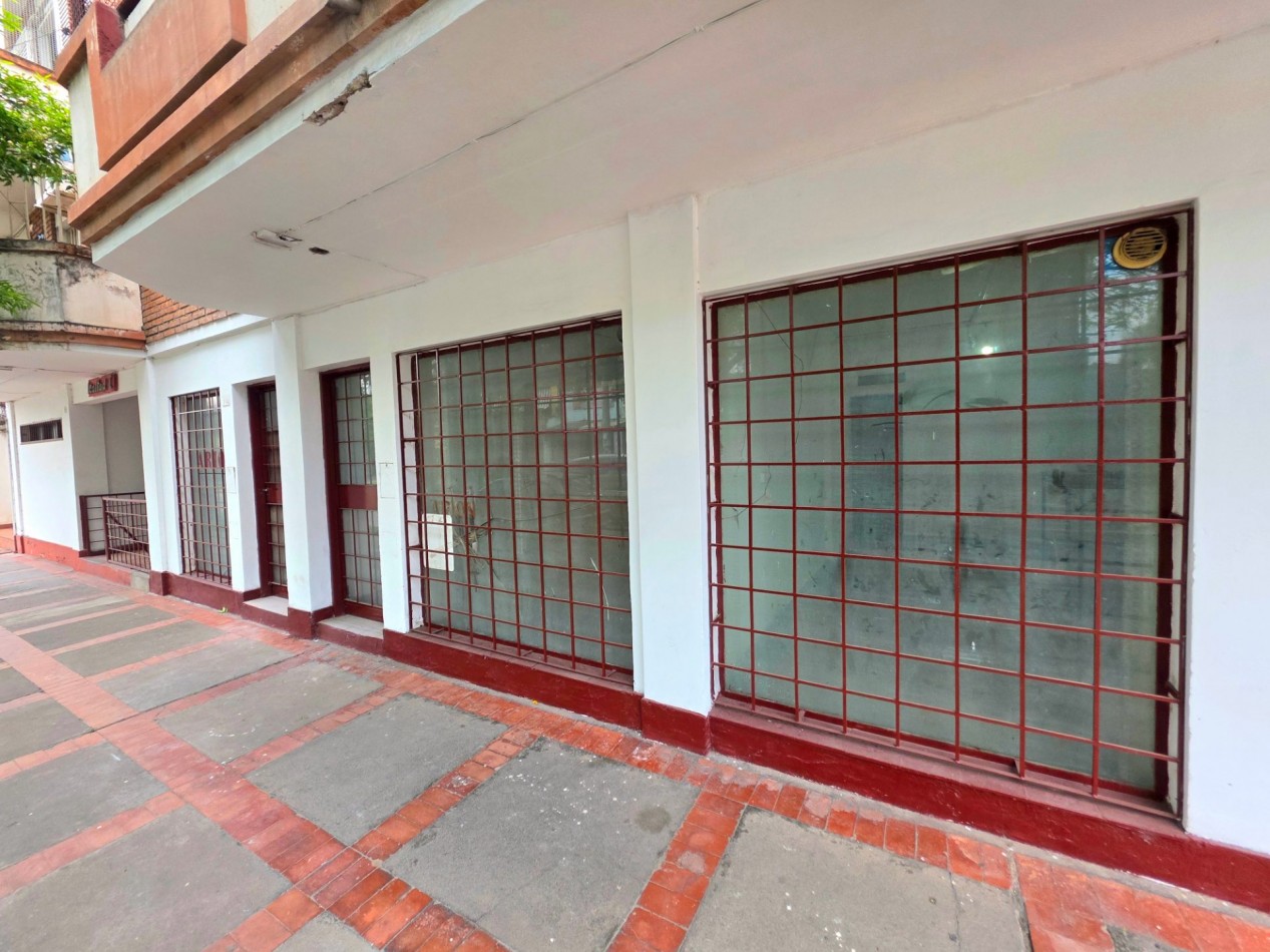 Bolivia y Maipu Tres Locales Comerciales c/ Baño Privado a la calle - Se venden juntos o separados 