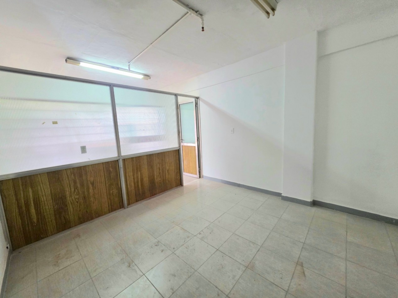 Bolivia y Maipu Tres Locales Comerciales c/ Baño Privado a la calle - Se venden juntos o separados 