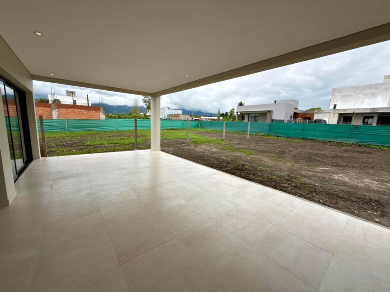 Country Las Cañas - Casa a estrenar de 3 Dormitorios + 3 baños+ Cochera. Terreno Central de 450 m2