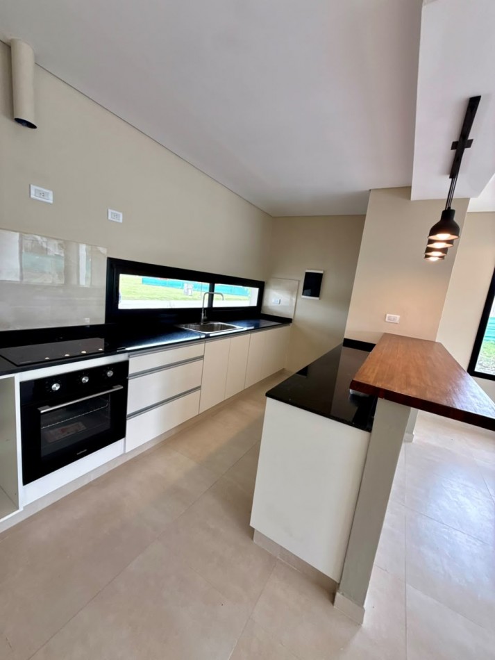 Country Las Cañas - Casa a estrenar de 3 Dormitorios + 3 baños+ Cochera. Terreno Central de 450 m2
