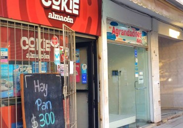 Dos Locales Comerciales Vidriados en Venta - Buenos Aires al 200 - Ideal Inversor
