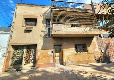 Italia al 700 - Casa en Planta Alta de  3D + Cochera y Dep. Servicio a Reformar 