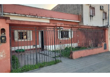 Aguilares - B° 9 de Julio-  Casa de 3D+ Cochera+ Fondo amplio a Refaccionar