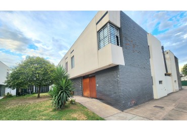 Alt. Av. America 1800 - Duplex de 2D c/ Patio y Cochera en Condominio Privado