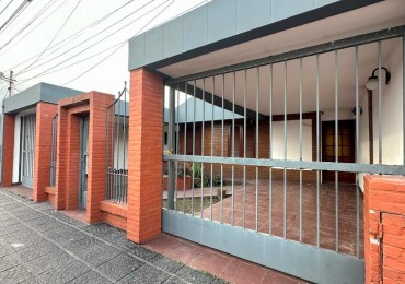 B° Kennedy a 20 mts de Av. America - Casa de 3 Dormitorios + Cochera + Fondo c/ Pileta